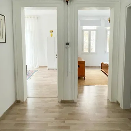 Bright & Spacious Near Center. Апартаменты