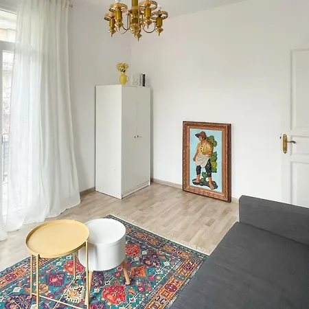 Bright & Spacious Near Center. Апартаменты *