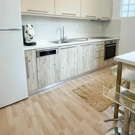 Bright & Spacious Near Center. Апартаменты