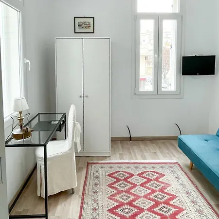 Bright & Spacious Near Center. Апартаменты Салоники