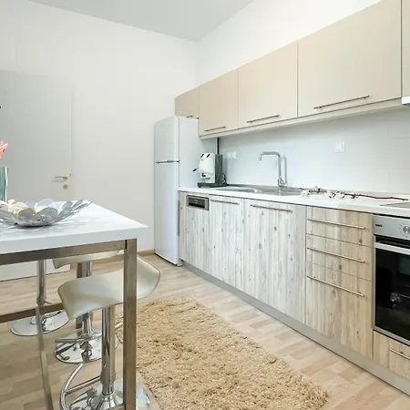 Bright & Spacious Near Center. Апартаменты *