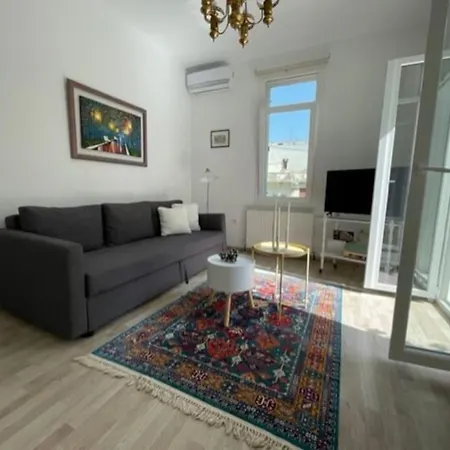 Bright & Spacious Near Center. Апартаменты *