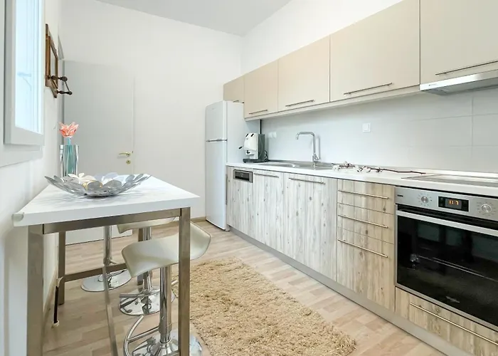 Bright & Spacious Near Center. Lejlighed *