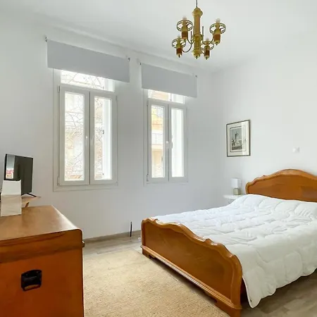 Bright & Spacious Near Center. *