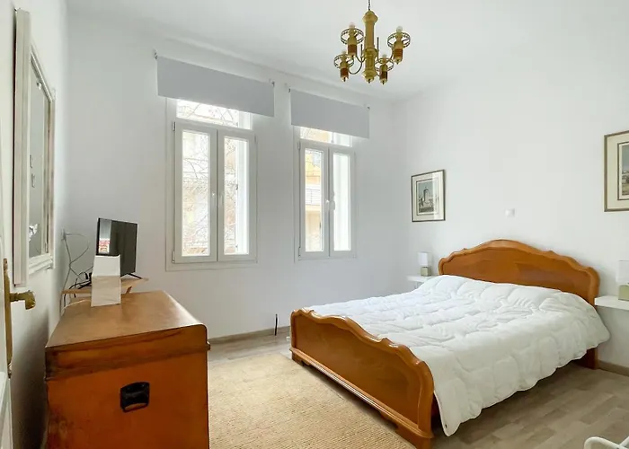 Bright & Spacious Near Center. *