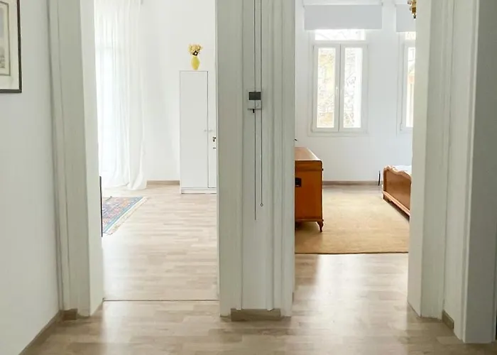 Bright & Spacious Near Center. Апартаменты