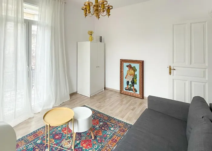 Bright & Spacious Near Center. Апартаменты *