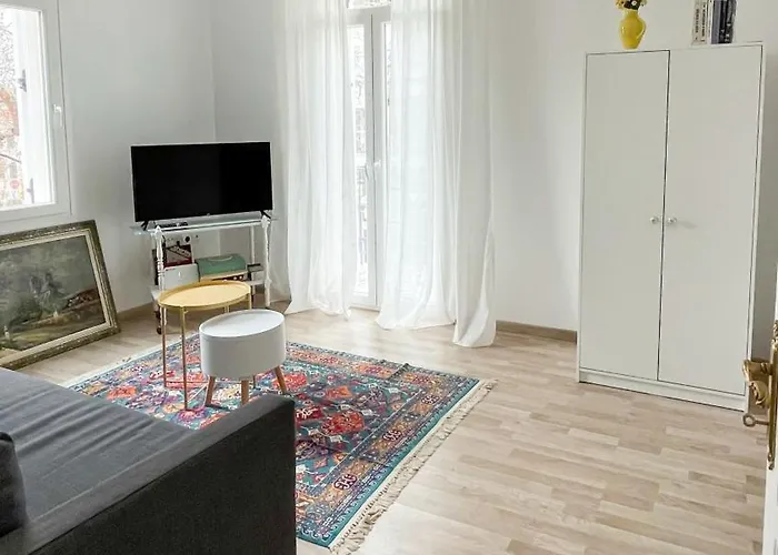 Bright & Spacious Near Center. Салоники