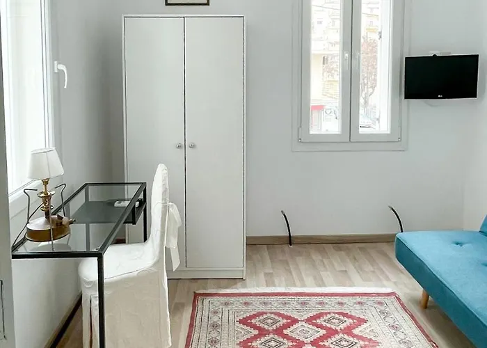 Bright & Spacious Near Center. Апартаменты Салоники