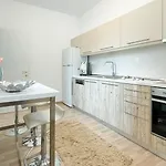 Bright & Spacious Near Center. Διαμέρισμα *